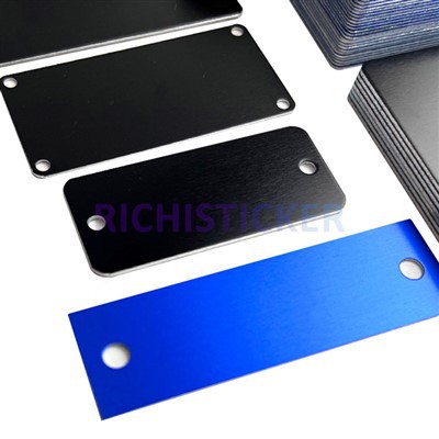 Празен анодизиран метален етикет на табелката